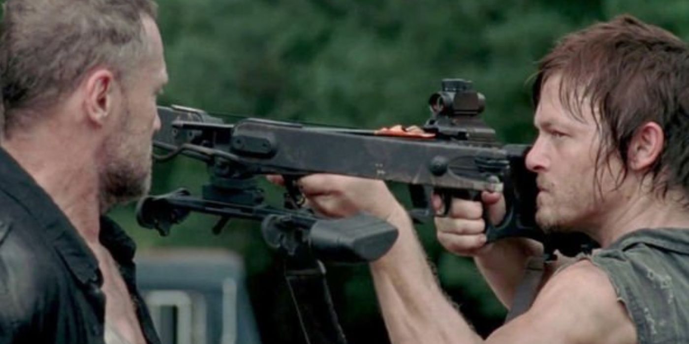 Daryl segurando uma besta para seu irmão Merle em The Walking Dead. 