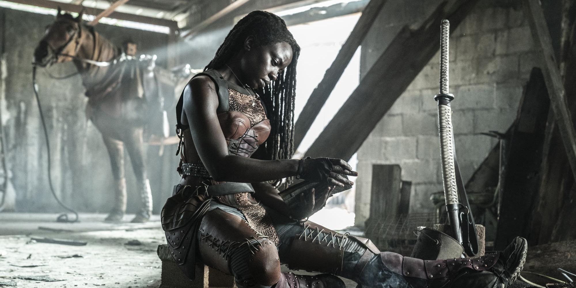 Michonne Hawthorne sentada em uma cabana no final de The Walking Dead