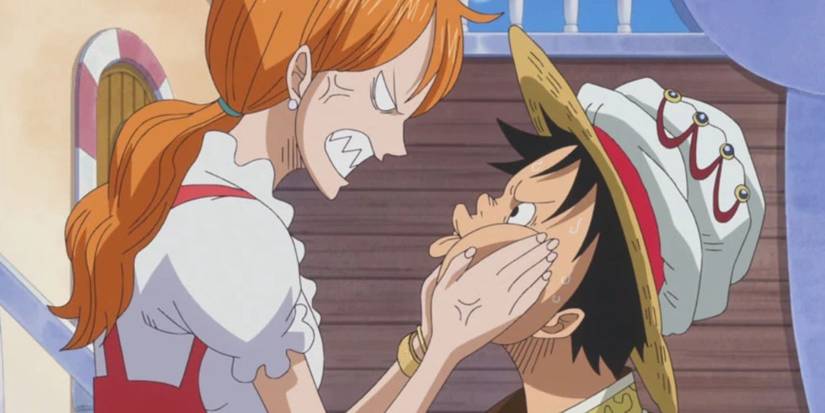 Nami serre les joues de Luffy pendant qu'elle le gronde