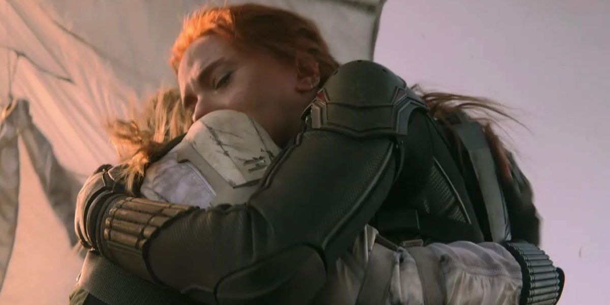 Natasha abraçando Yelena em Viúva Negra 