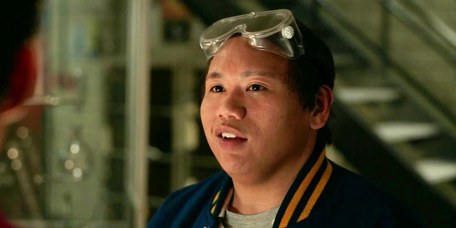 Ned Leeds usando óculos de segurança em Spider-Man No Way Home