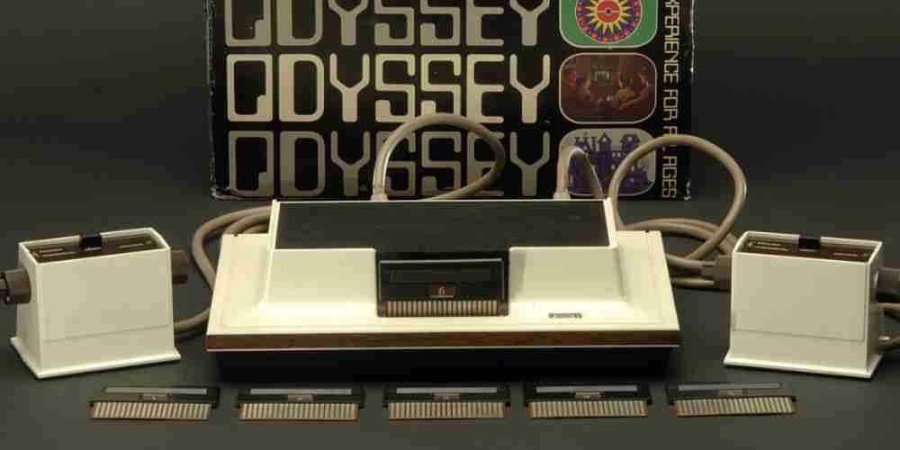 O Magnavox Odyssey ao lado de seus interruptores e caixa.