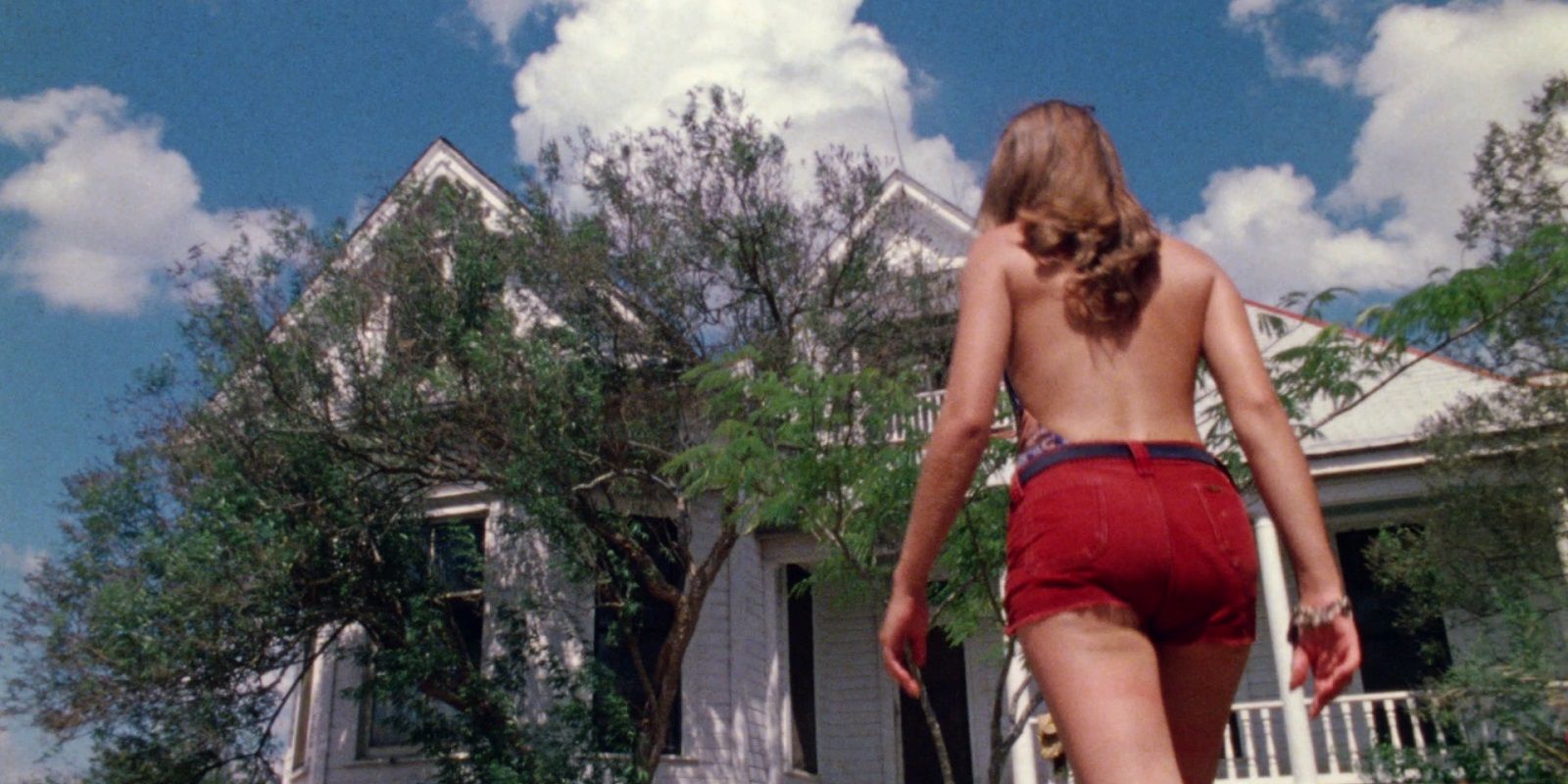 Pam chega na casa de Leatherface em The Texas Chain Saw Massacre