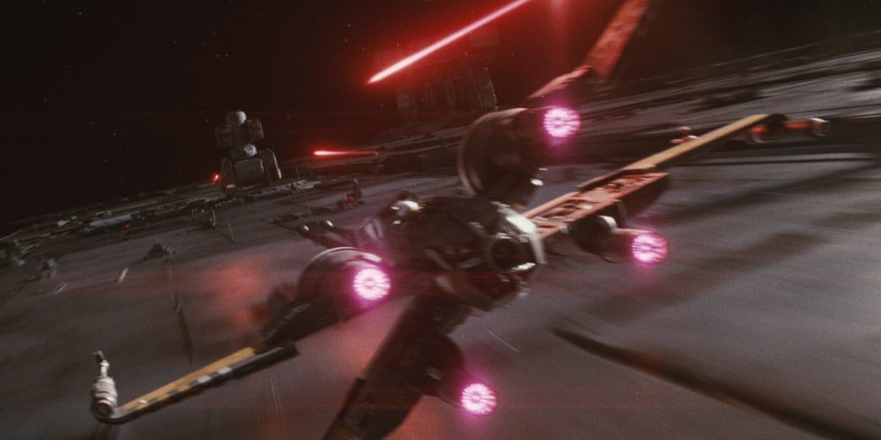 Poe Dameron menerbangkan Black One X-wing-nya di The Last Jedi
