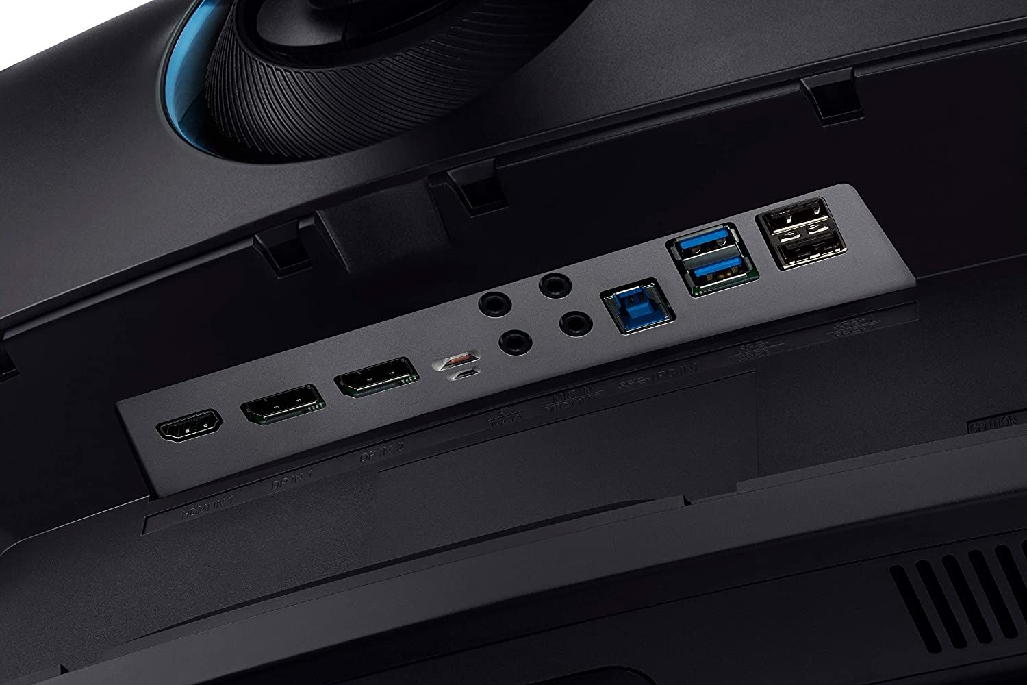 Ports on a curved monitor