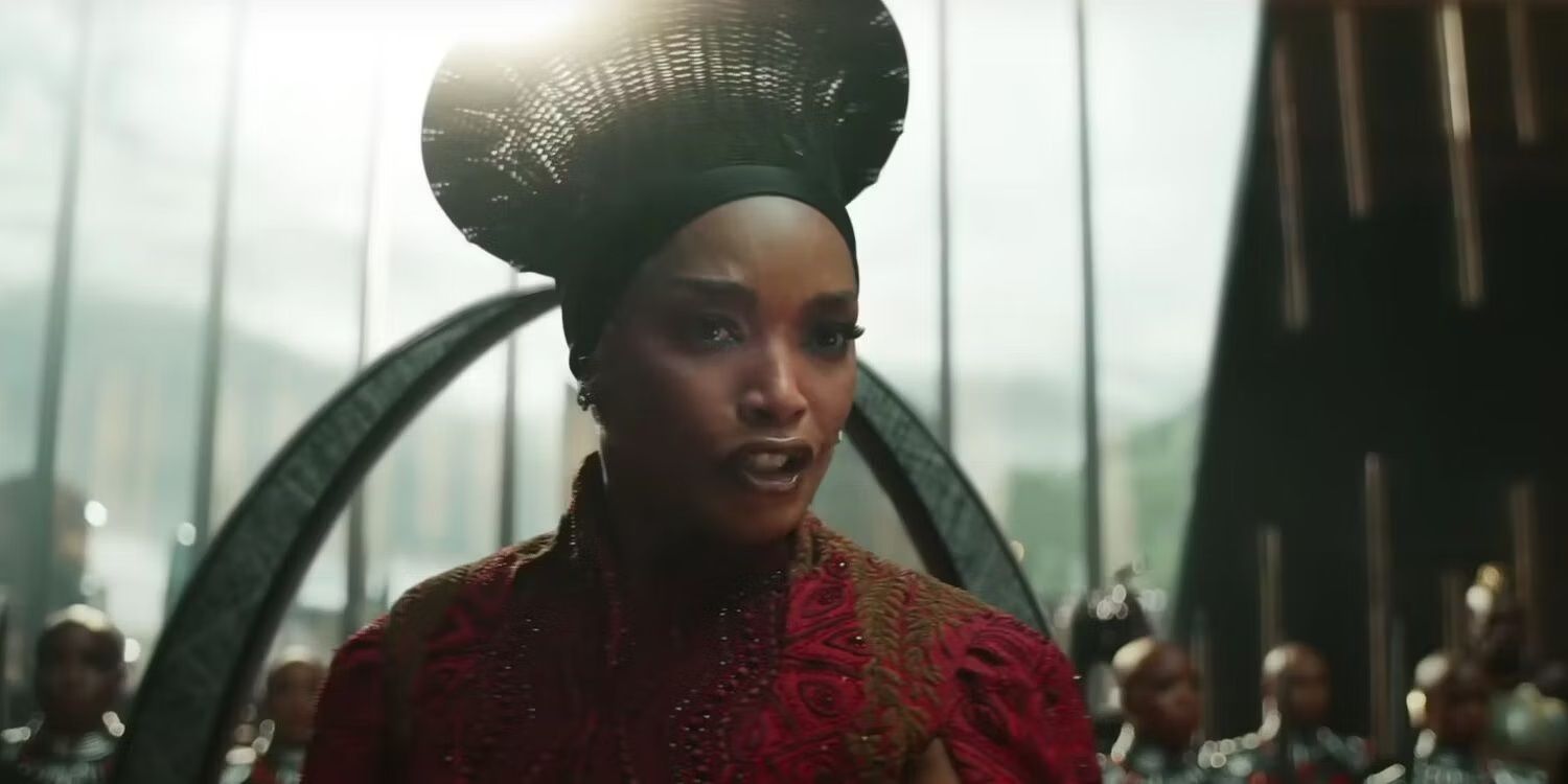 Rainha Ramonda em seu trono em Black Panther Wakanda Forever