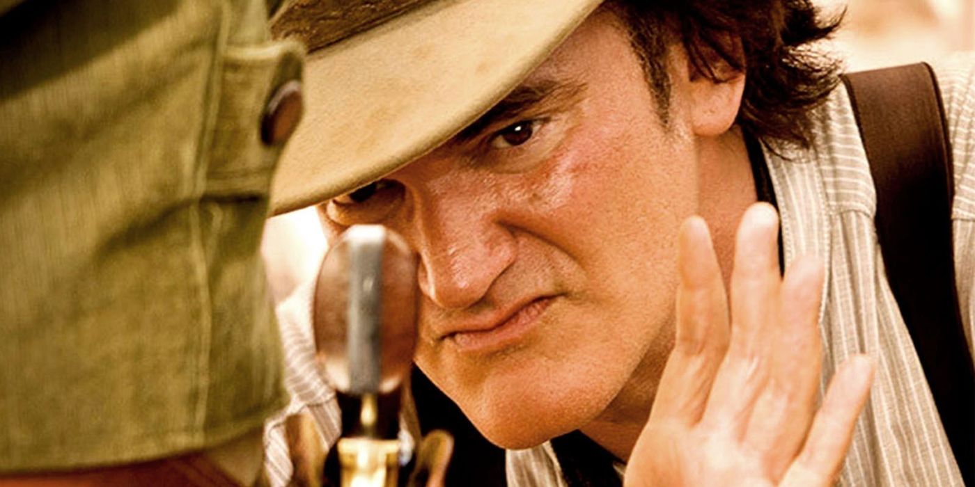 Quentin Tarantino olhando para uma foto de uma arma em um coldre em Django Livre