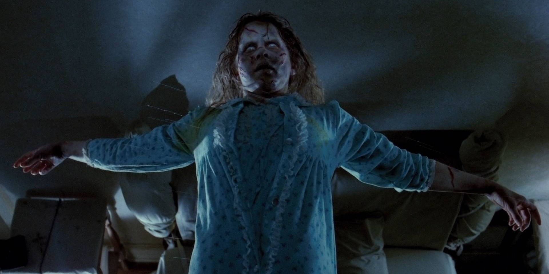 Regan sobe acima da cama em O Exorcista