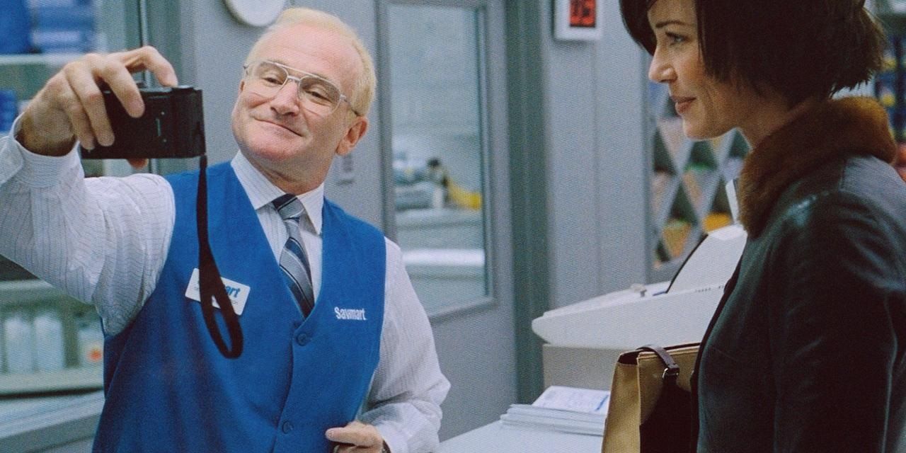 Robin Williams with a camera in One Hour Photo