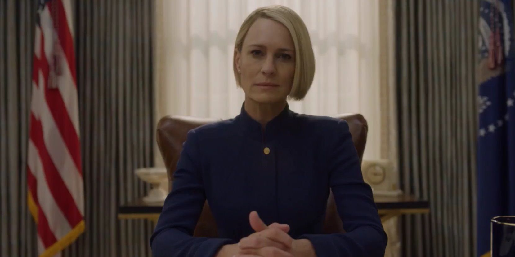 Robin Wright sentado em um escritório político em House of Cards