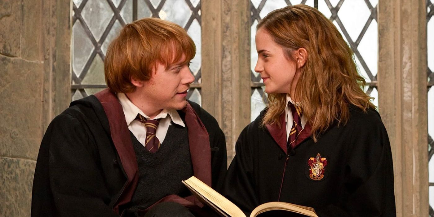 Ron e Hermione sentados juntos sorrindo em Harry Potter. 