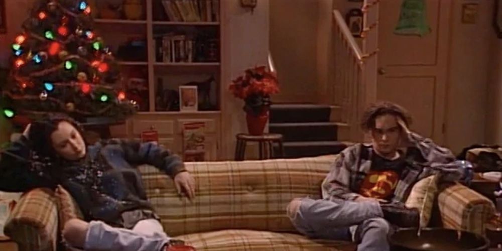 Darlene dan David duduk di sofa saat Natal di Roseanne