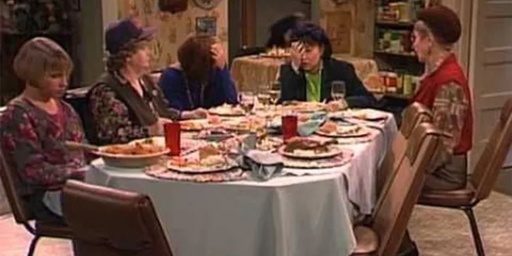 Roseanne menghadap telapak tangan saat makan malam Thanksgiving