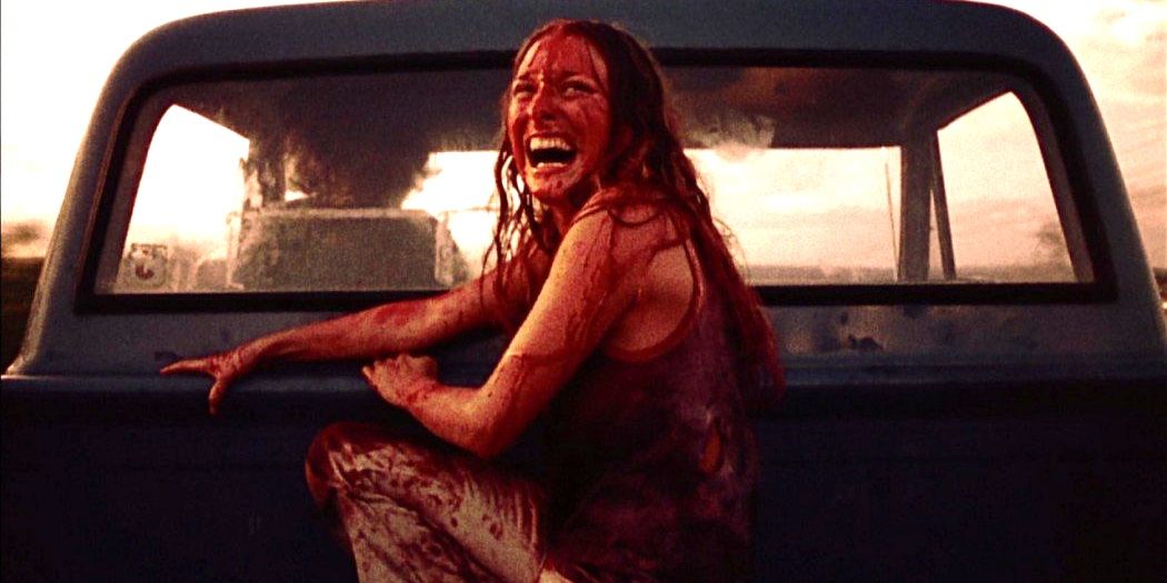 Sally Hardesty à l'arrière d'un camion dans The Texas Chain Saw Massacre