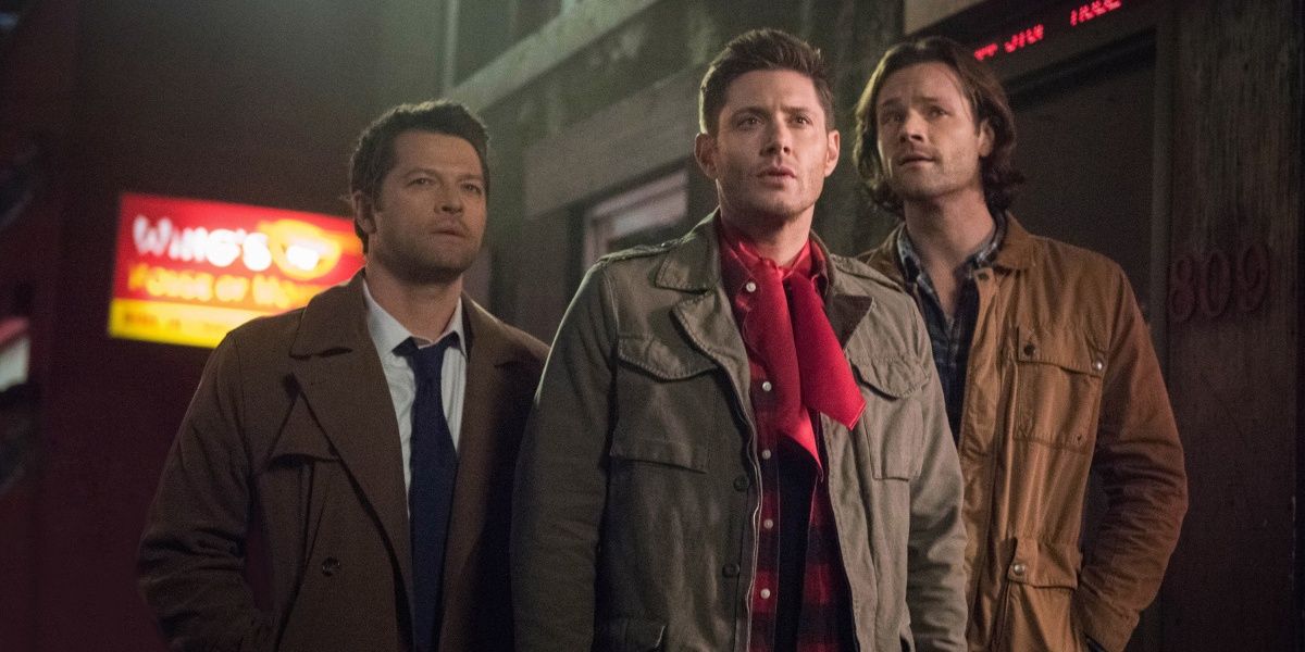 Sam, Dean e Castiel na rua em Supernatural 