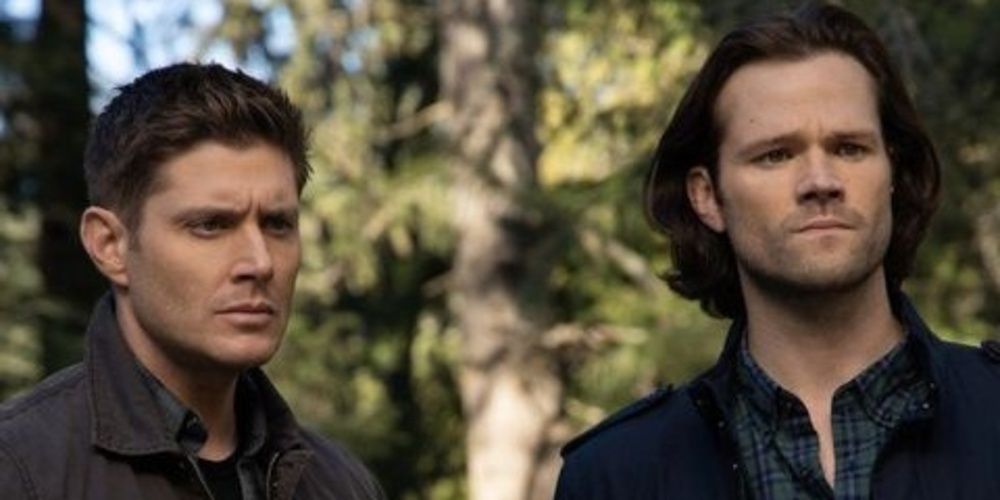 Sam e Dean olhando para frente 