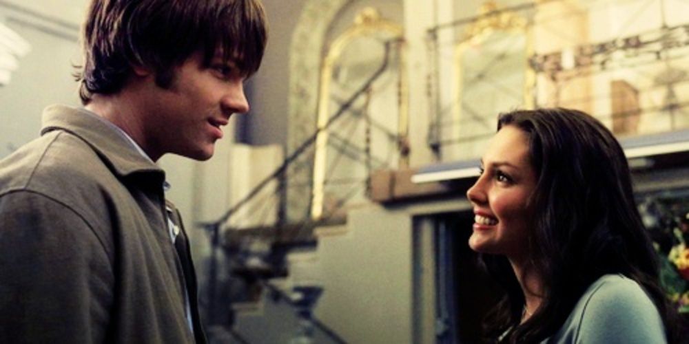 Sam en Sarah glimlachen naar elkaar in Supernatural