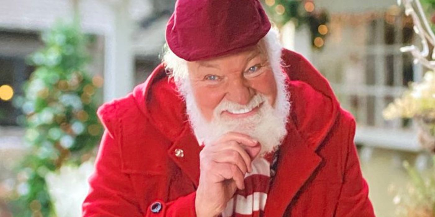 Papai Noel sorrindo fora da câmera em Falling for Christmas