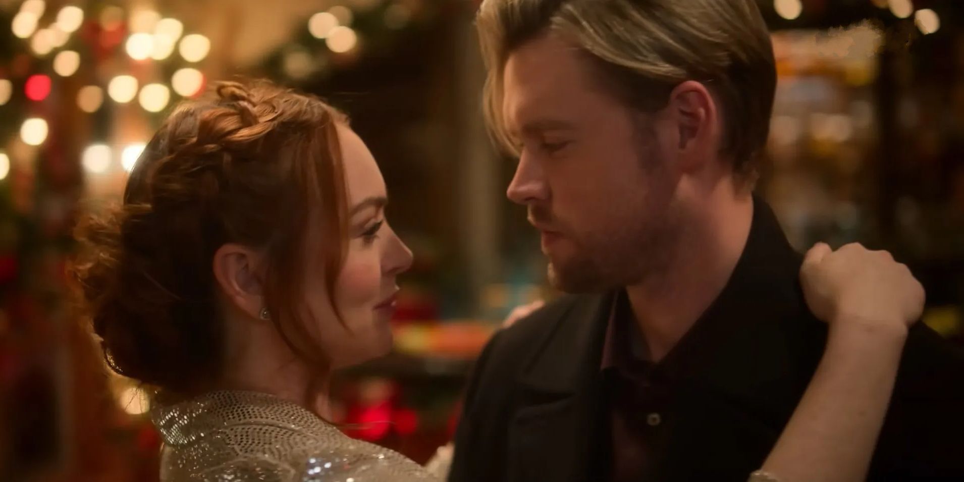 Lindsay Lohan y Chord Overstreet como Sierra y Jake bailando al final de Falling For Christmas de Netflix