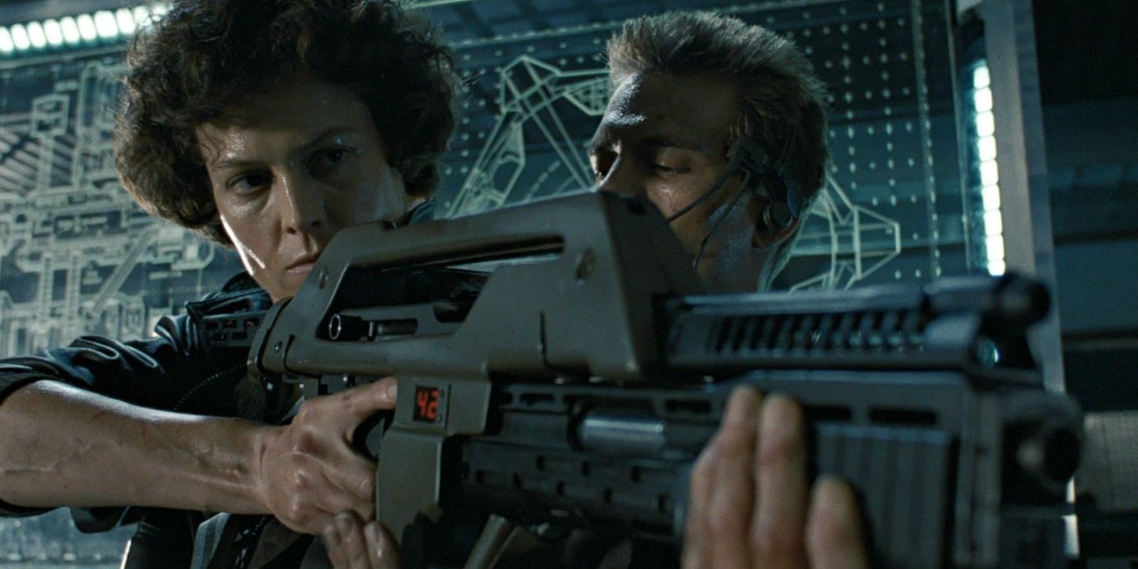 Sigourney Weaver e Michael Biehn com uma grande arma em Aliens