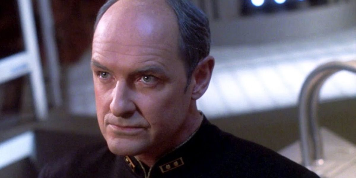 Almirante Pressman olha severamente em Star Trek TNG