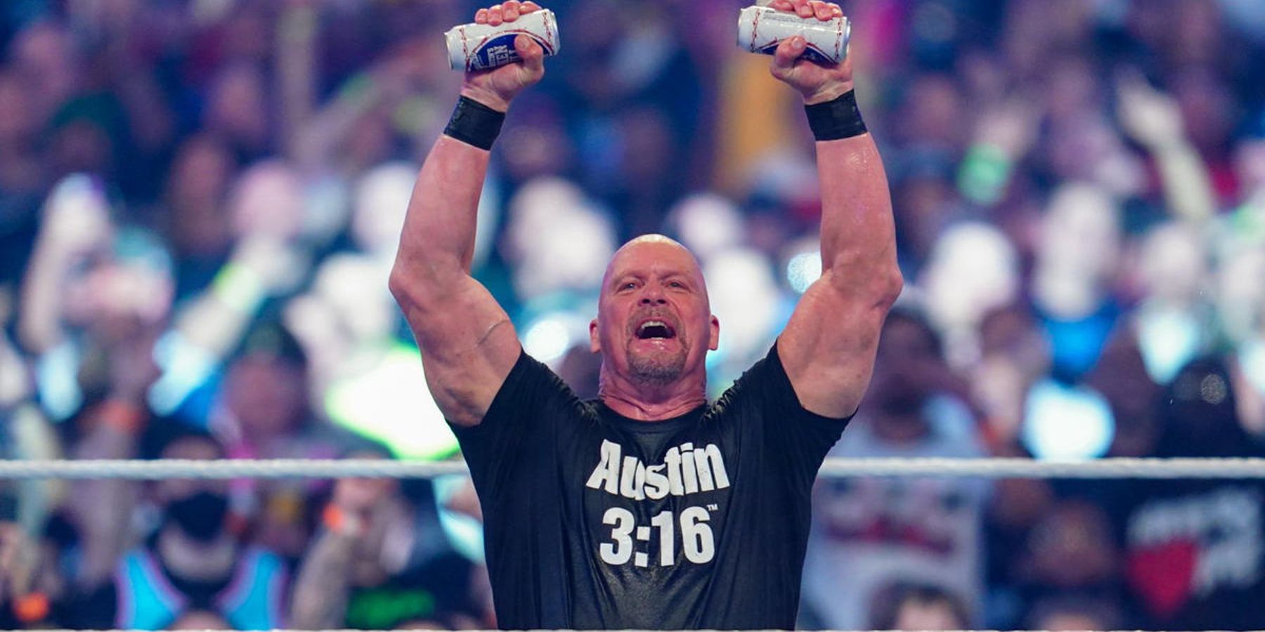 Stone Cold Steve Austin comemora após sua vitória sobre Kevin Owens na WrestleMania 38.