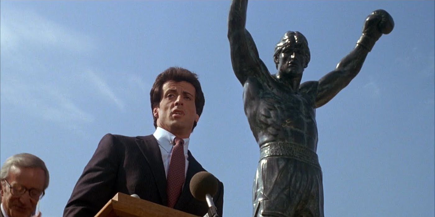 Sylvester Stallone com estátua em Rocky 3