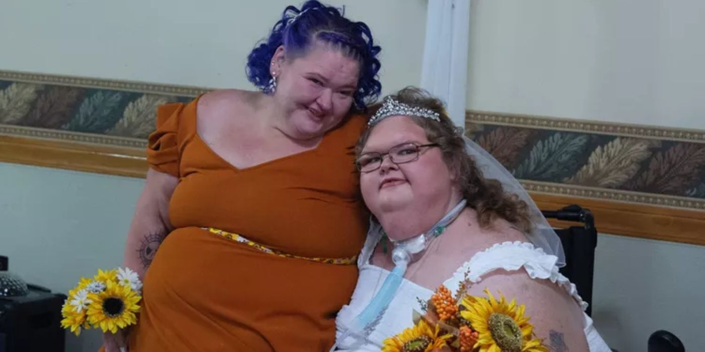 1000-Lb Sisters celebs Amy Halterman and Tammy Slaton on Tammy's wedding day - the sisters are posing close together.