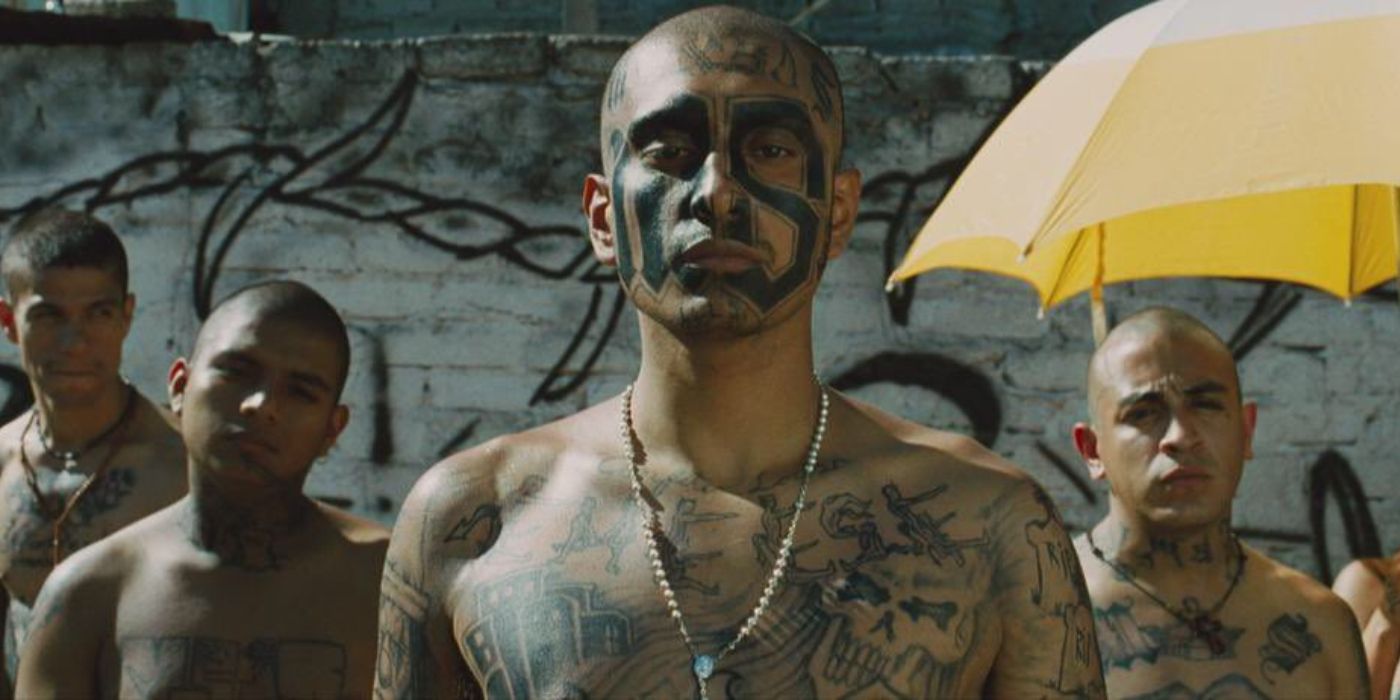 Tenoch Huerta standing with gang members in Sin Nombre (1)