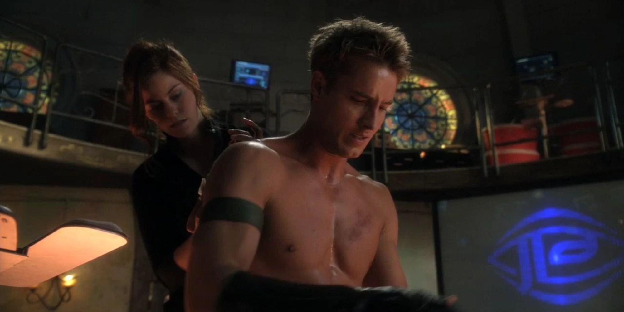 Tess conserta Oliver Queen em Smallville