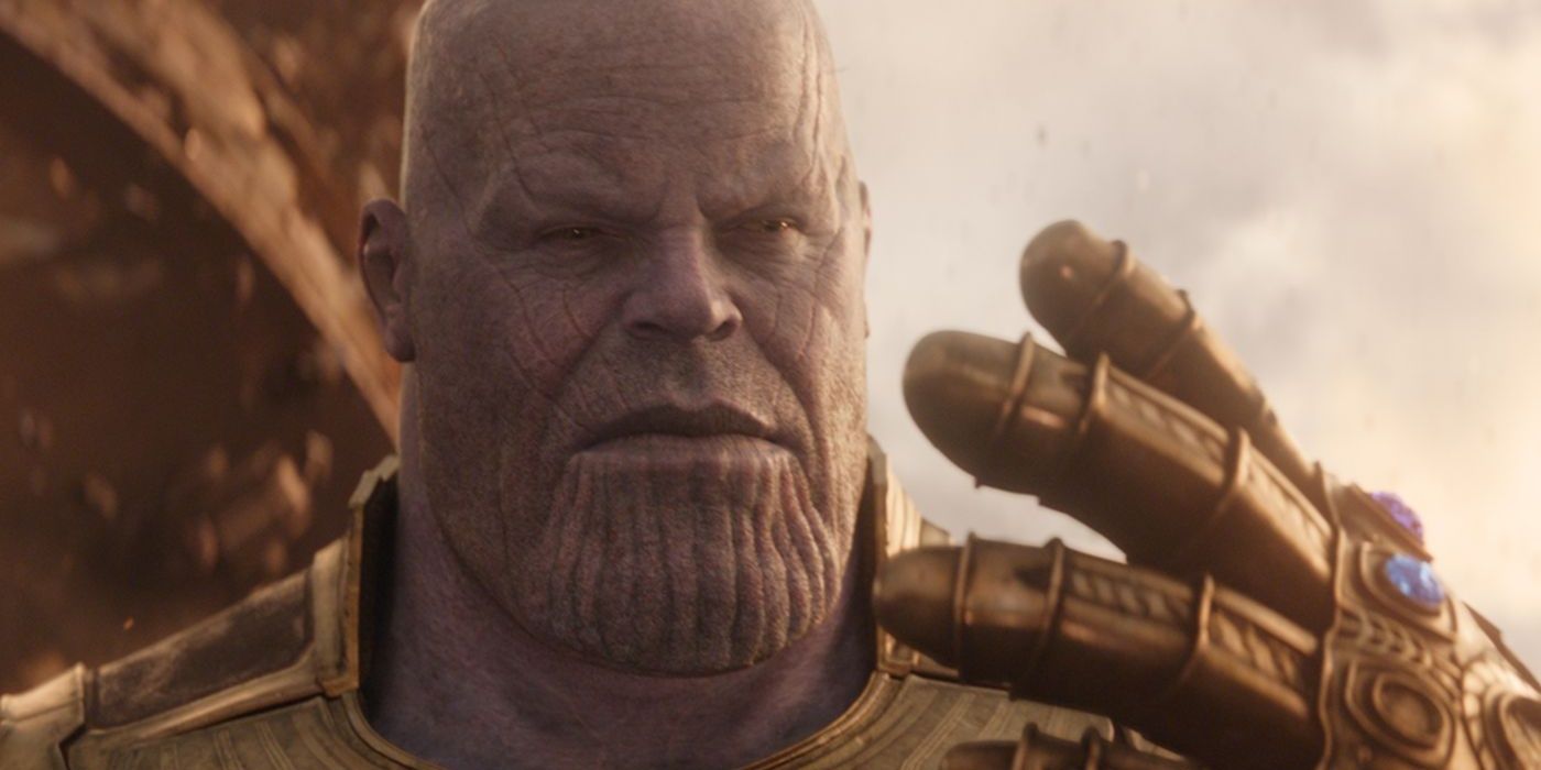 Thanos olhando para a manopla em Avengers Infinity War 