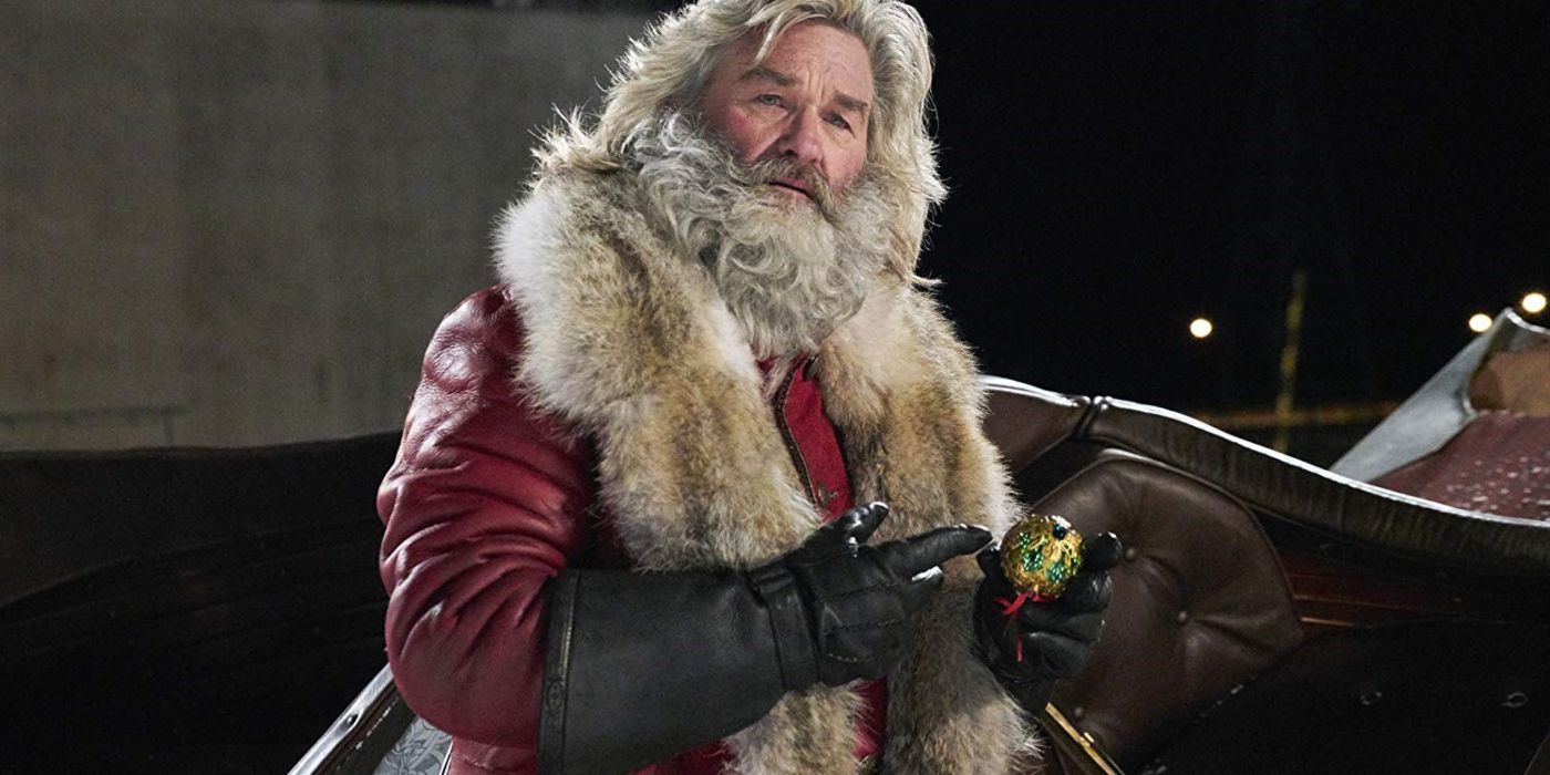 Papai Noel parado ao lado de seu trenó em The Christmas Chronicles. 