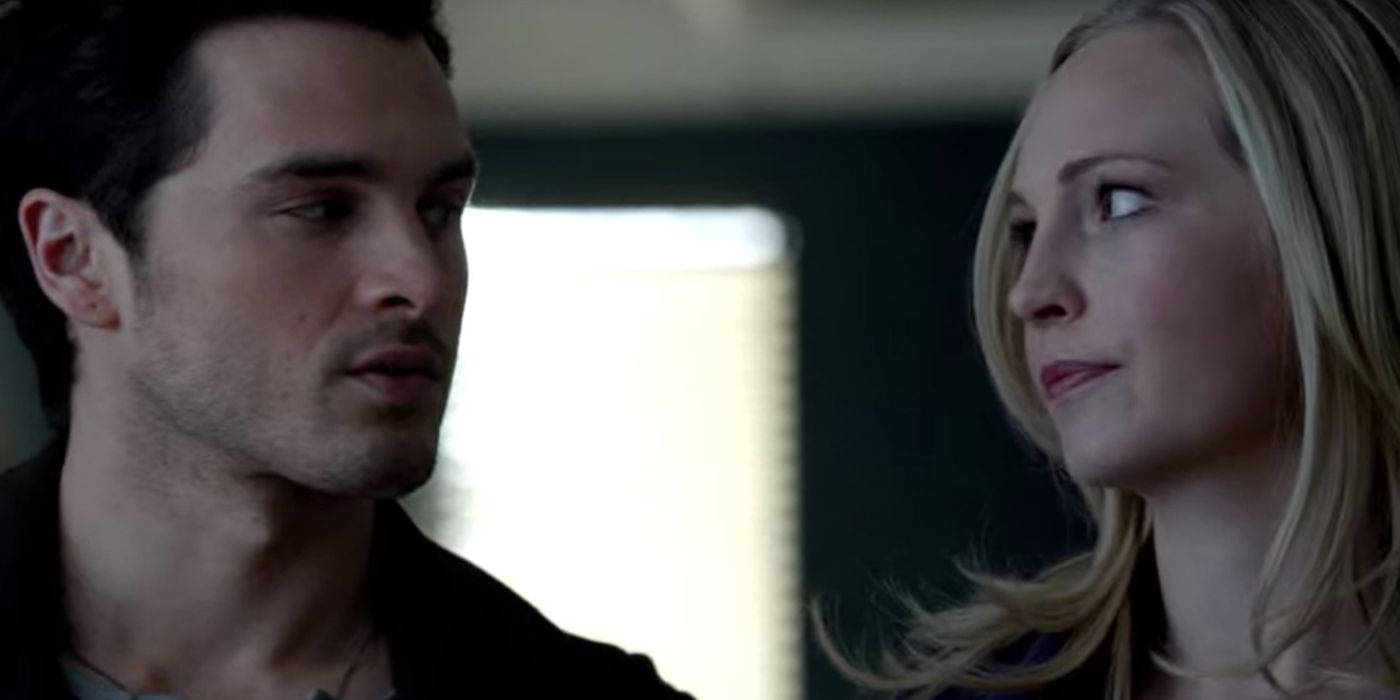 Enzo e Caroline se olhando em The Vampire Diaries
