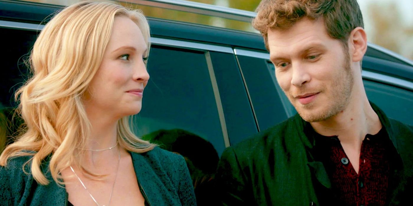 Caroline e Klaus sorrindo um para o outro em The Vampire Diaries