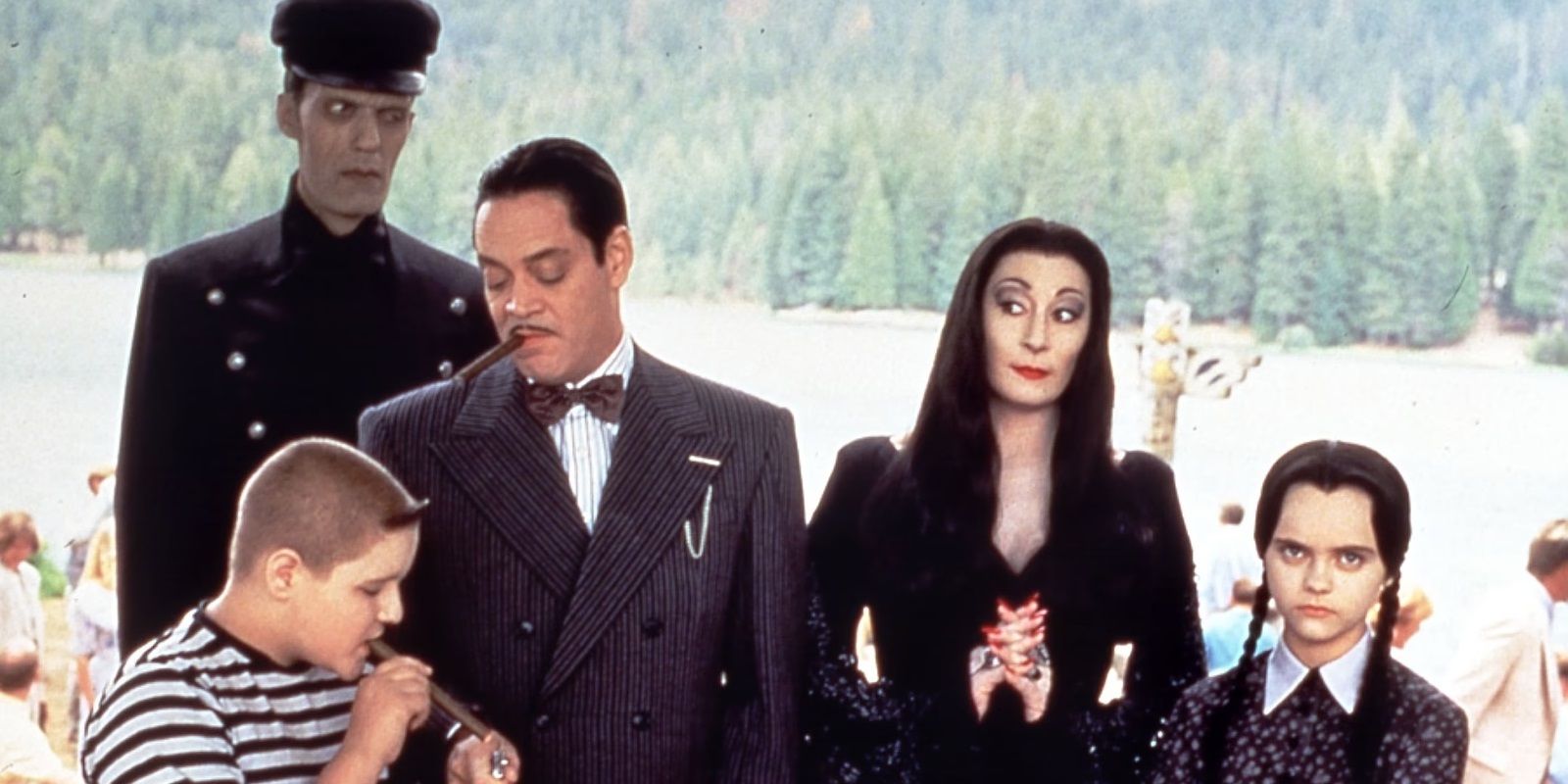 The family gathered together in Addams Family Values