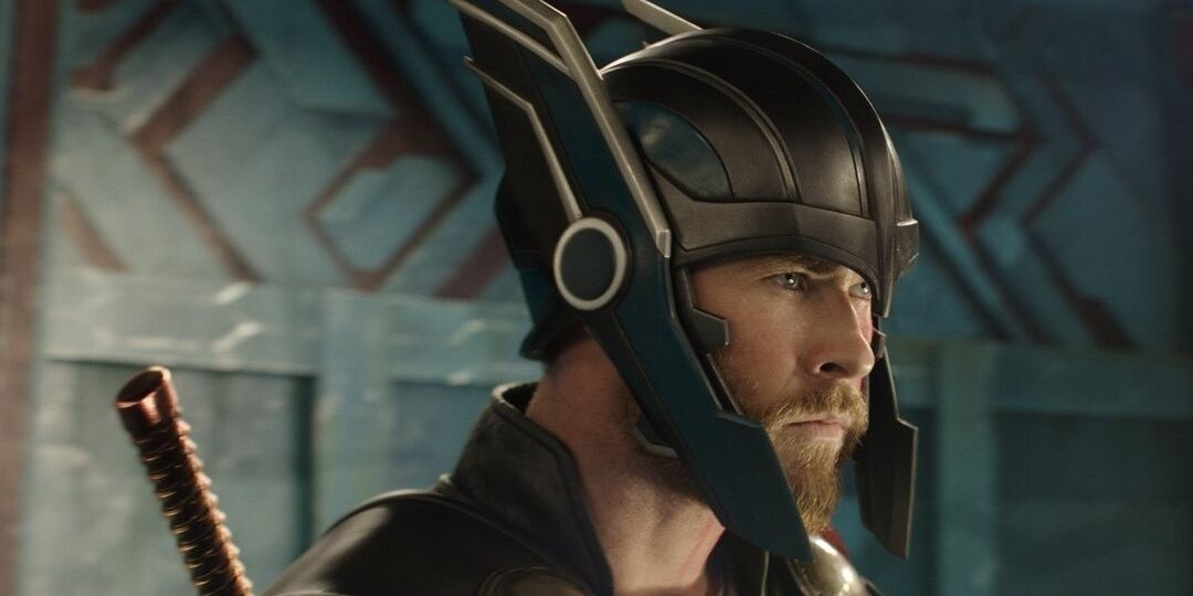 Thor usando um capacete em Ragnarok 