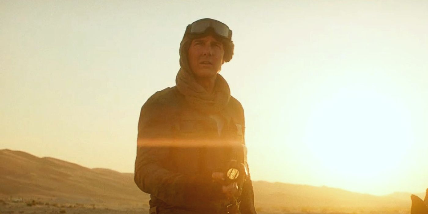 Tom Cruise como Ethan Hunt en el desierto en Mission: Impossible – Dead Reckoning Part One.