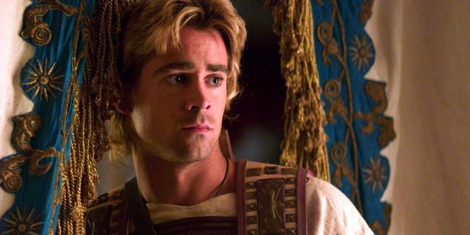 Colin Farrell como Alexandre, o Grande, em Alexandre olhando para algo