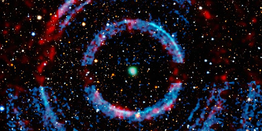 Varredura de dentro para fora dos anéis de eco de luz do buraco negro V404 Cygni formados pela dispersão de poeira e pelas estrelas de fundo.