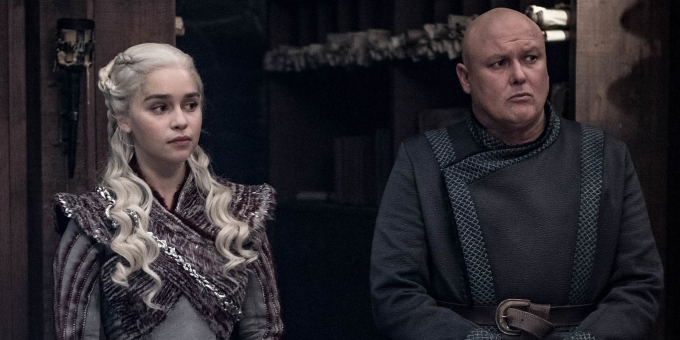 Varys e Daenerys sentados juntos em Game of Thrones