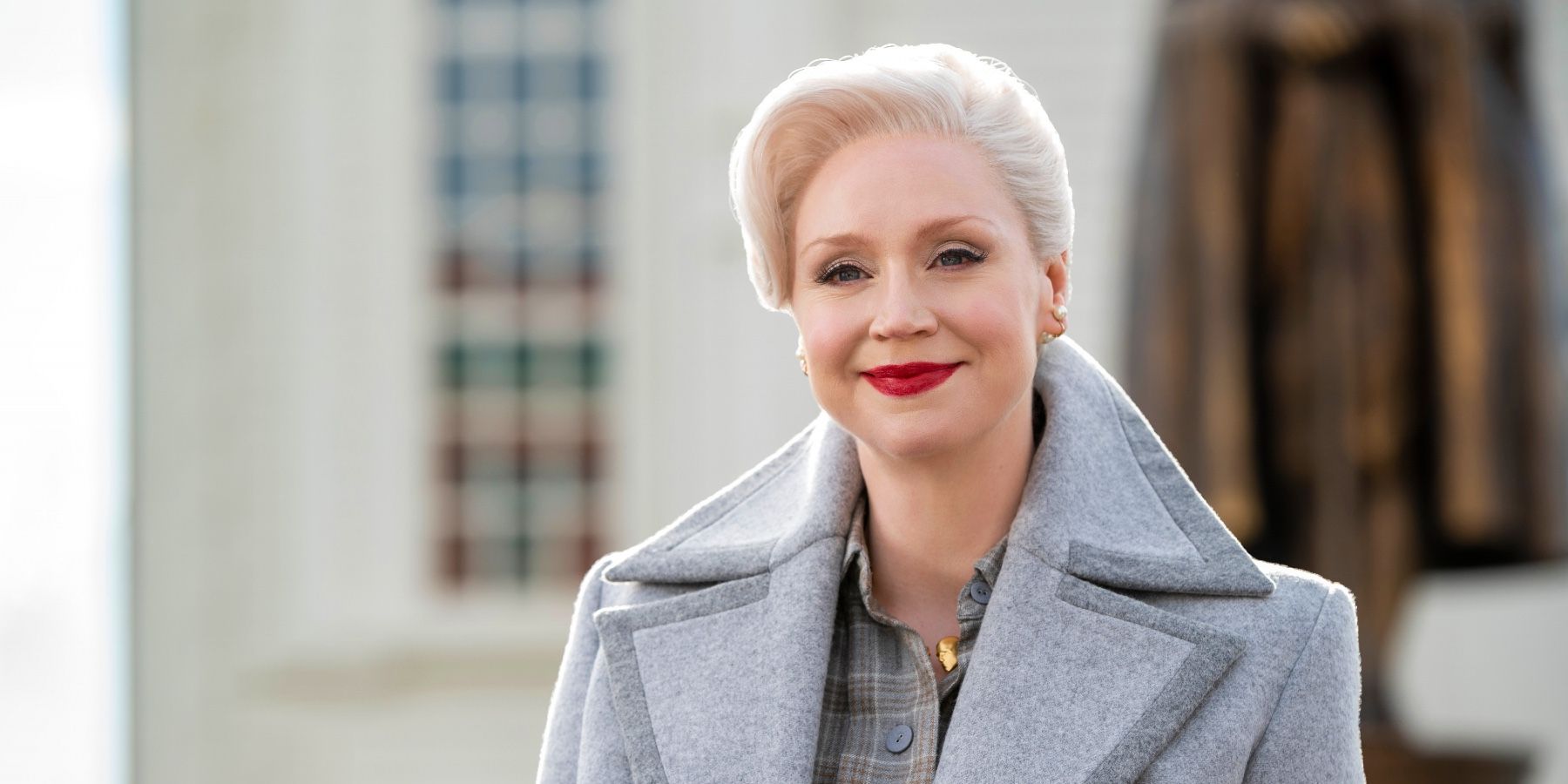 Gwendoline Christie como diretora Larissa Weems na quarta-feira