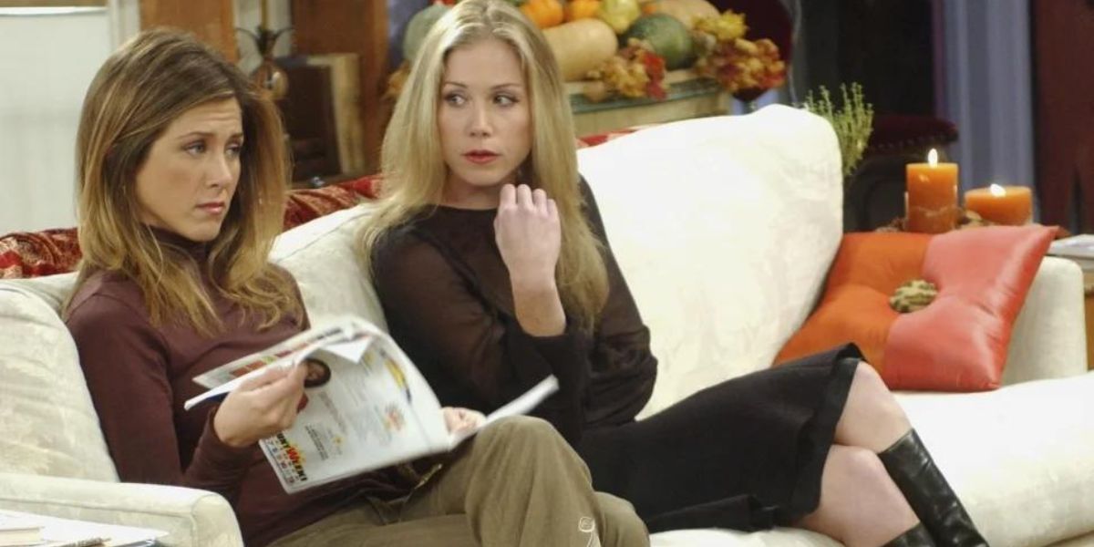 _Jennifer Aniston e Christina Applegate sentadas no sofá em Friends