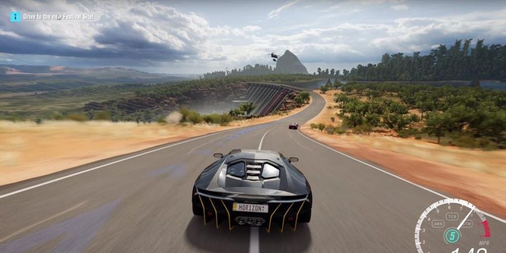 Um carro dirigindo na estrada em Forza Horizon 3 