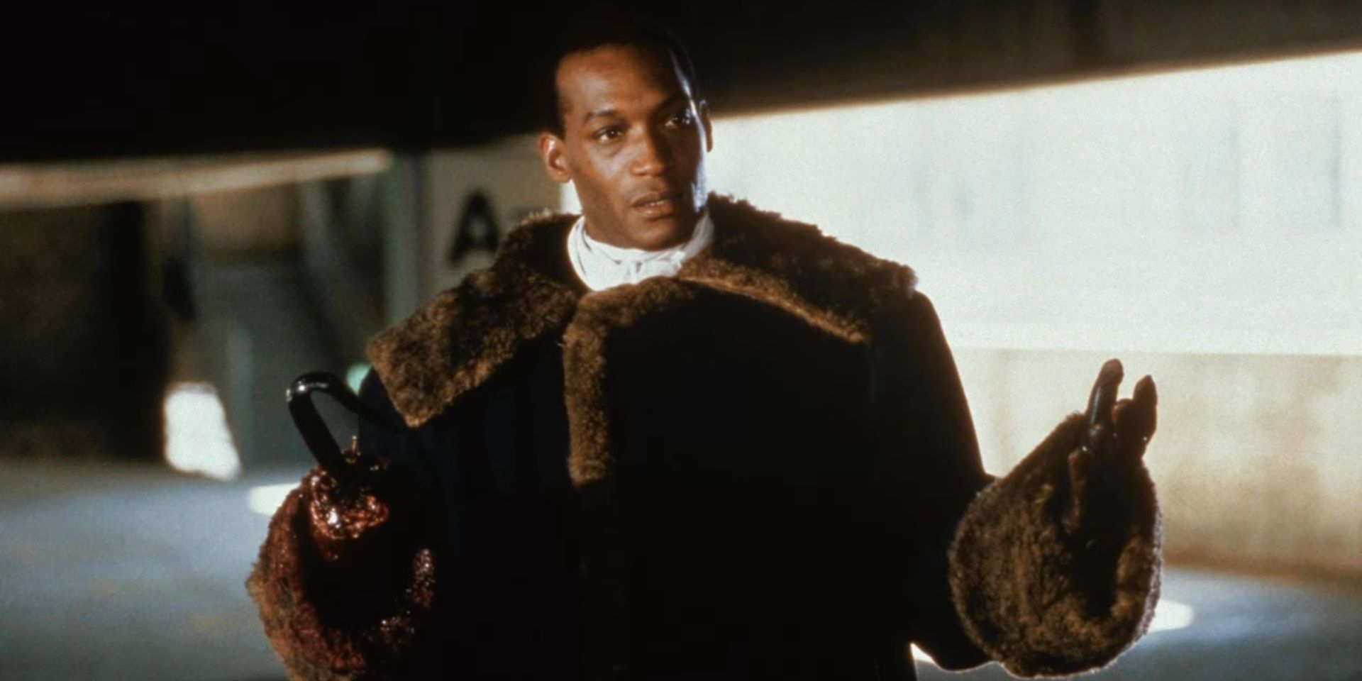 Um homem veste um casaco de pele e tem uma mão de gancho em Candyman 