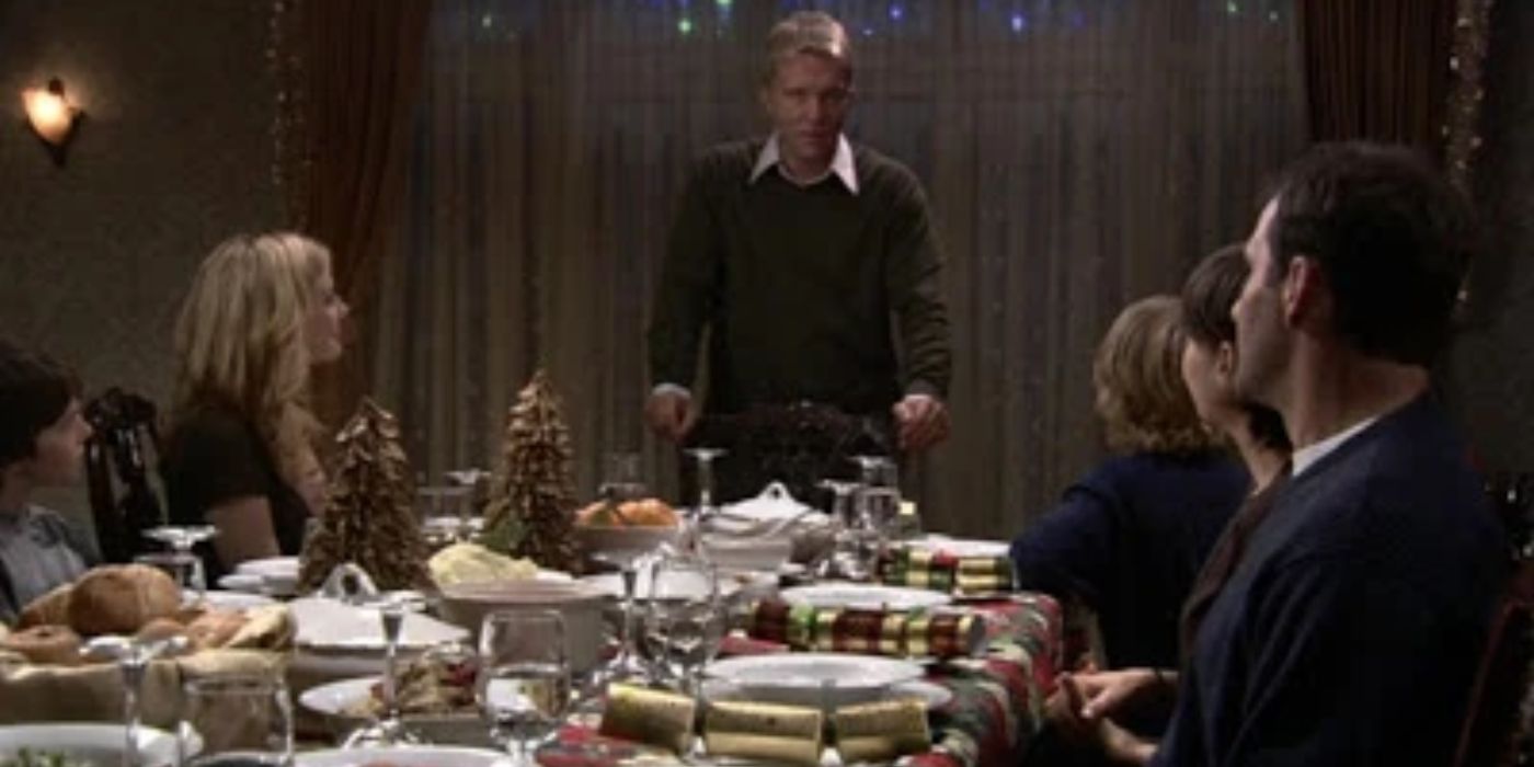 Johnny em pé na cabeceira de sua mesa olhando para sua família durante um jantar de Natal na Zona Morta