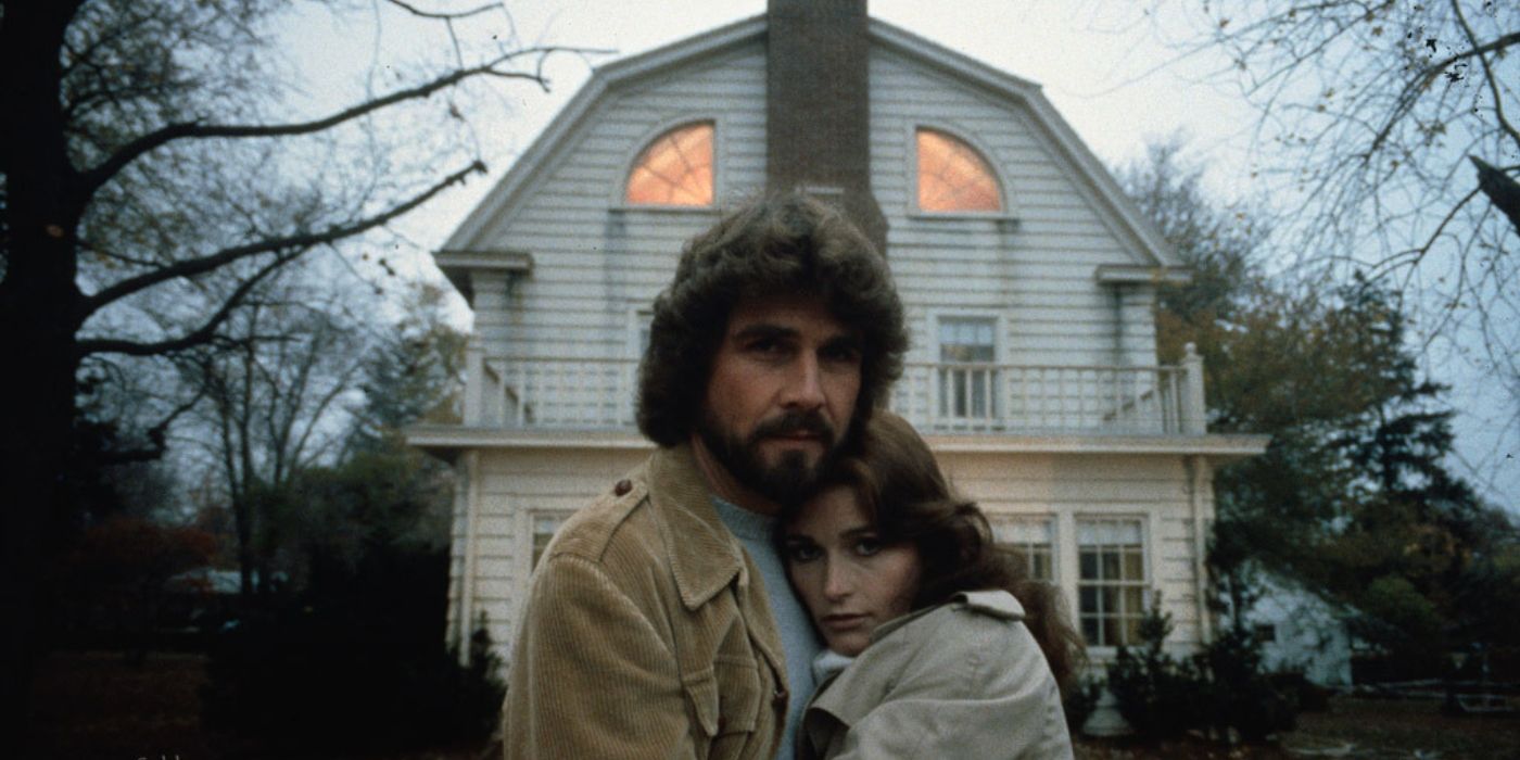 George and Kathy Lutz hiding in front of their house in The Amityville Horror