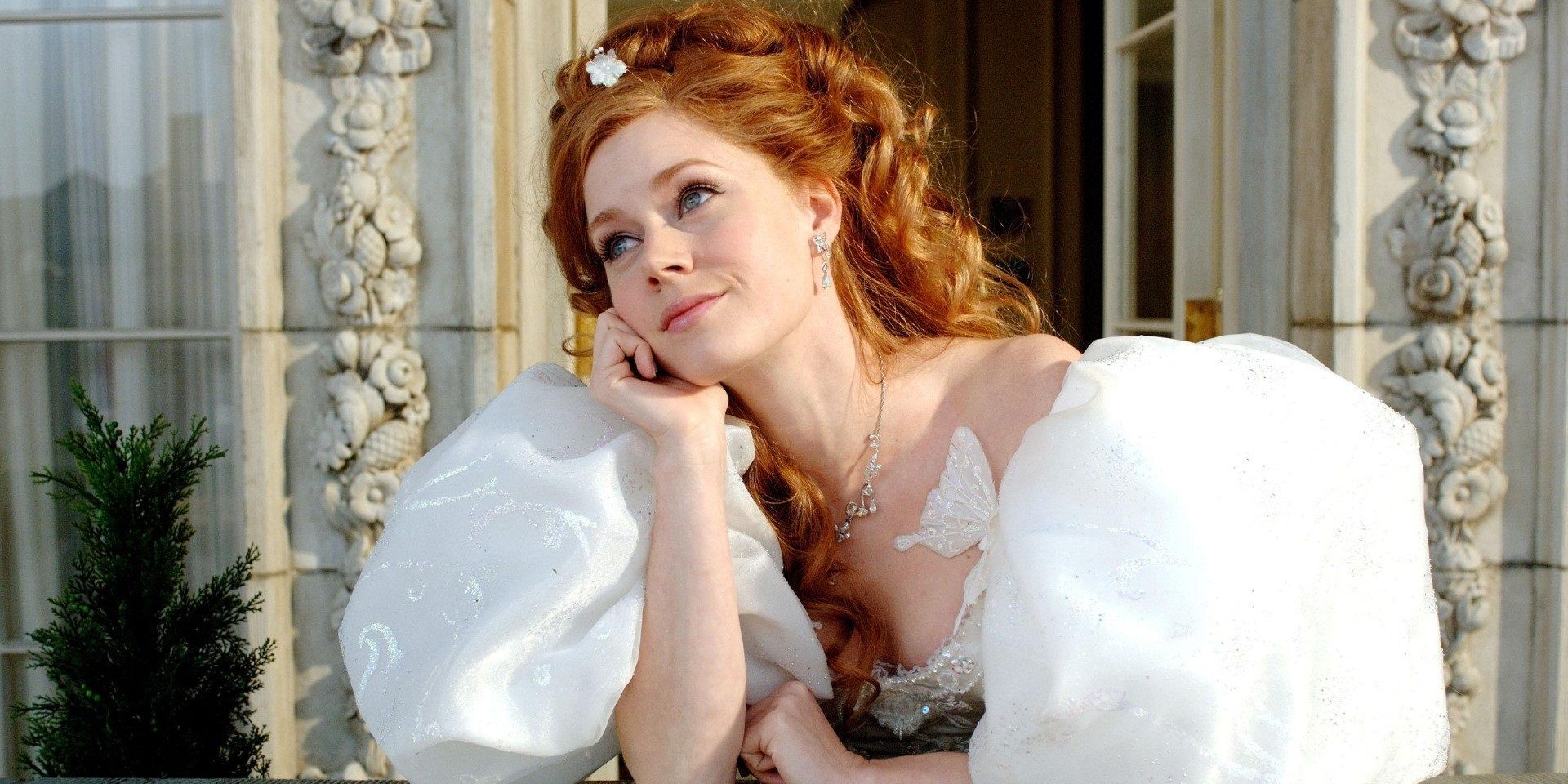 Amy Adams looking off into the distance in Enchanted.