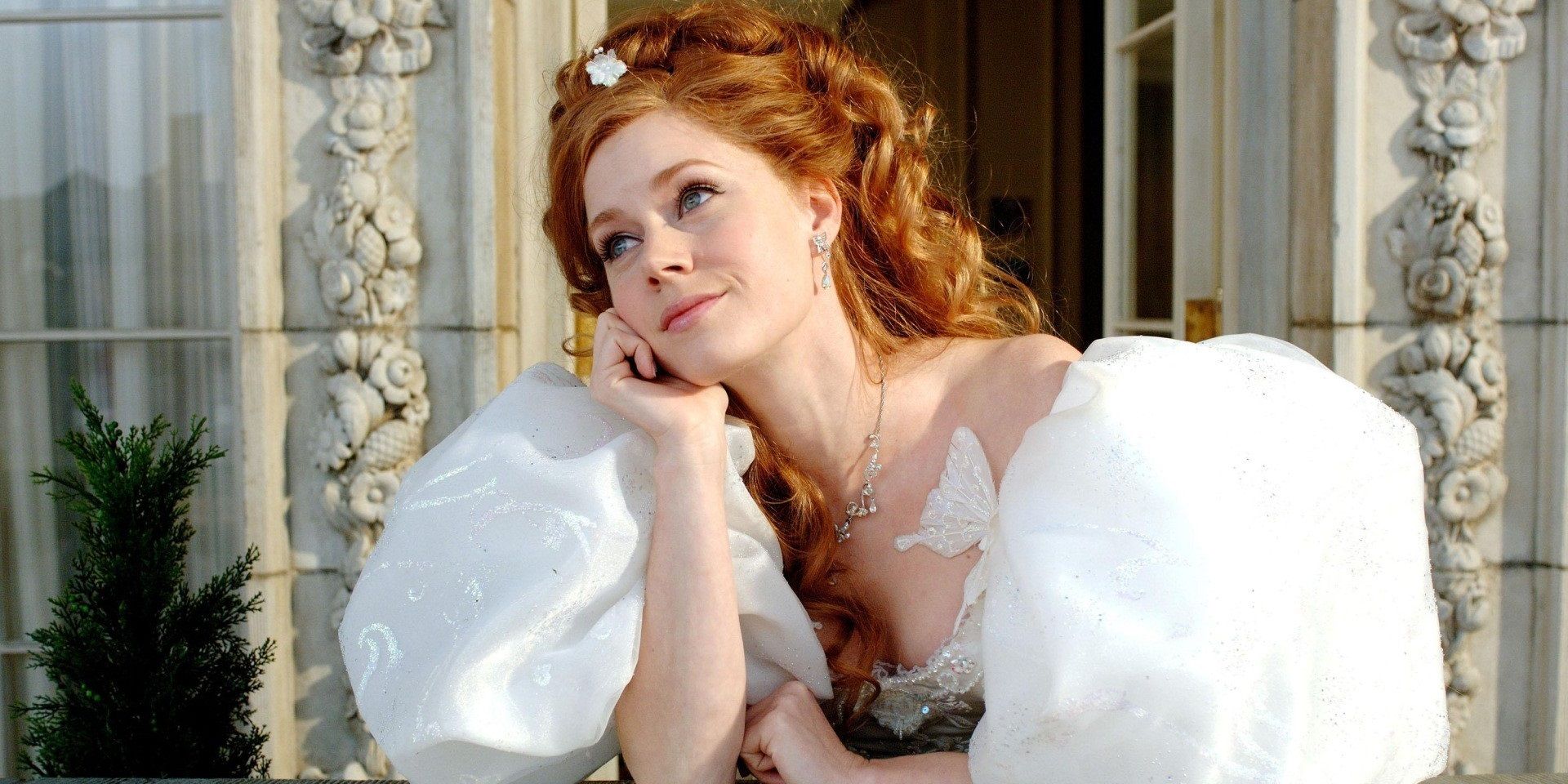 Amy_Adams_look_off_into_the_distance_in_Enchanted