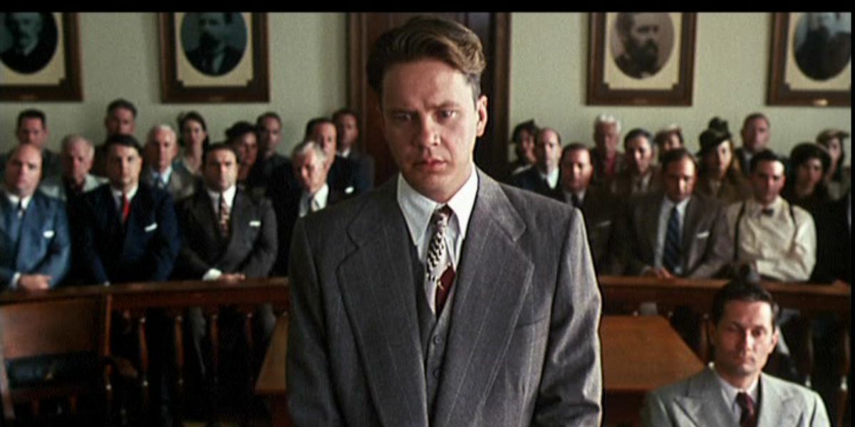 andy dufresne em pé em um tribunal