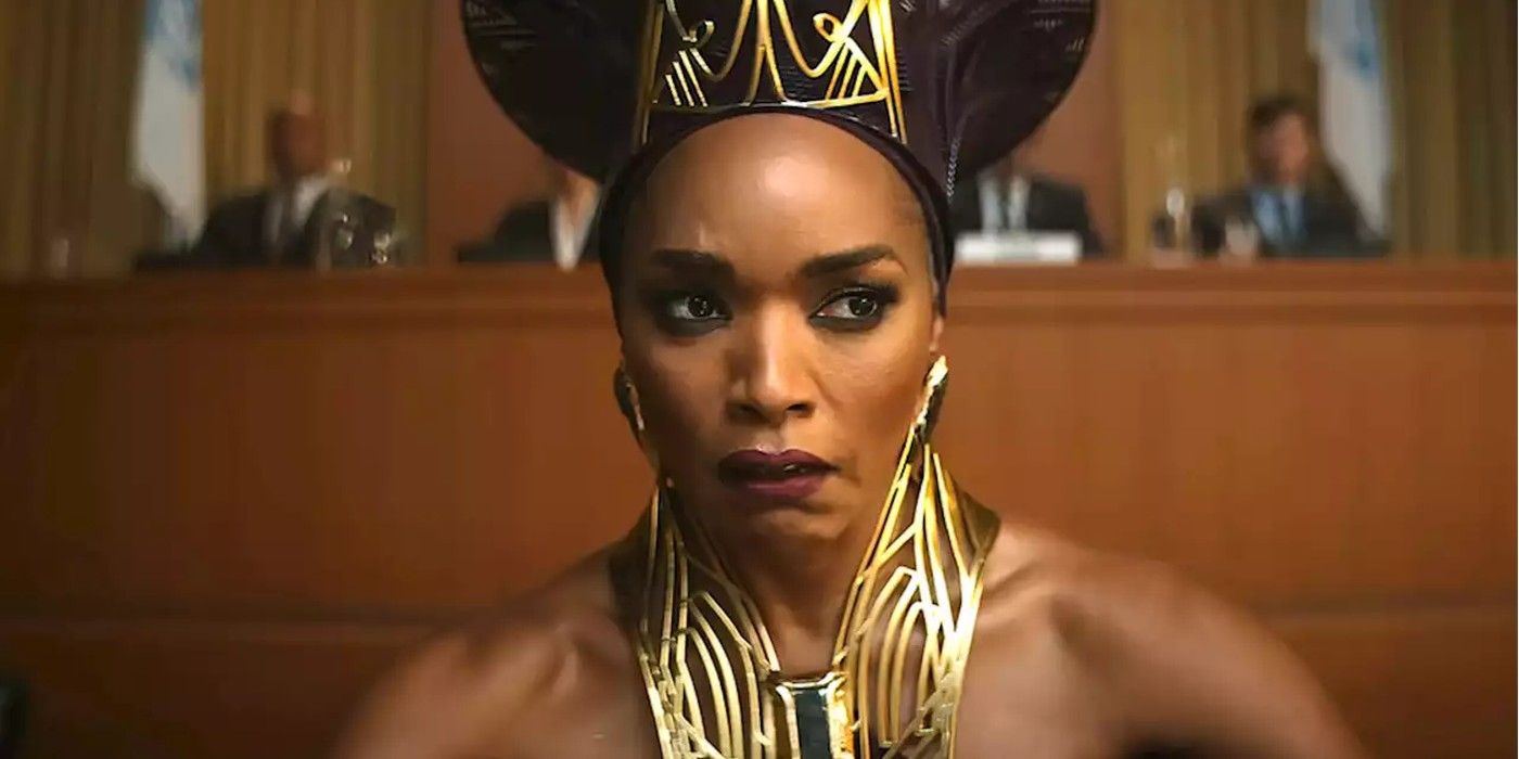 Angela Bassett como Rainha Ramonda em Black Panther Wakanda Forever